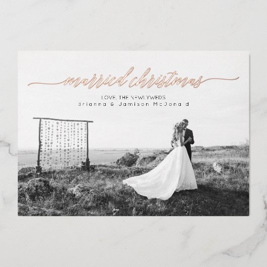 Trouwfoto met Kerstmis Foto van pasgetrouwden Folie Feestdagenkaart (Voorkant)
