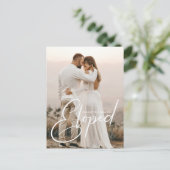 Trouwfoto na een elopement, net getrouwd gevierd aankondigingskaart (Staand voorkant)