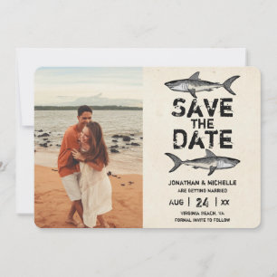 Trouwfoto van haaienstrand in vintage stijl save the date