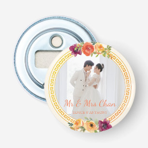 Trouwfoto van koppel in beige bloemenkader meneer button flesopener
