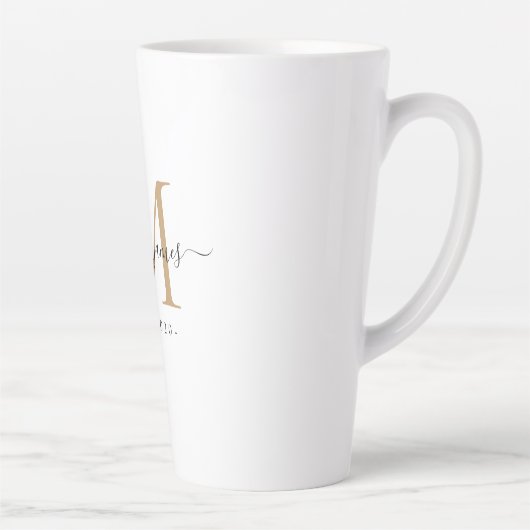 Trouwgoud Monogram Namen Jaar EST Latte Mok (Rechts)