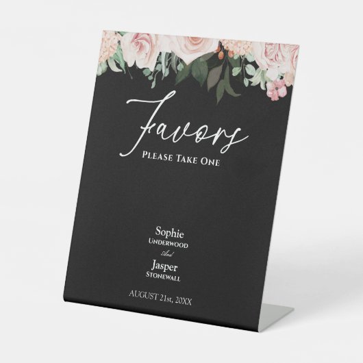 Trouwgunsten met blozende bloemen en zwart reclamebord met voetstuk (Voorkant)
