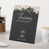 Trouwgunsten met blozende bloemen en zwart reclamebord met voetstuk (Insitu)