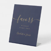 Trouwgunsten Tafel Navy Blauw Goud Moderne Script Reclamebord Met Voetstuk (Voorkant)