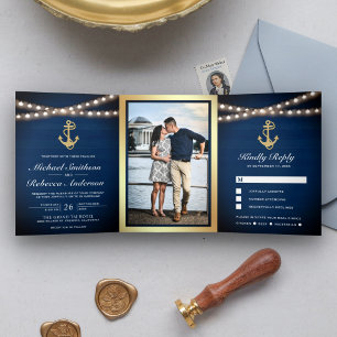 Trouwkaart met marineblauw hout, nautisch gouden a drieluik uitnodiging