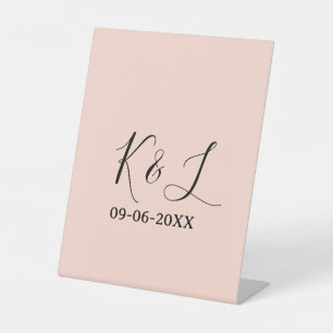 Trouwkoppel naam letter datum rood pastel achtergr reclamebord met voetstuk