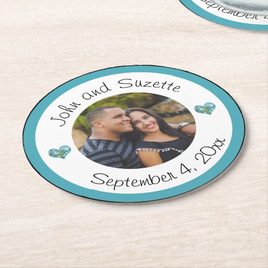 Trouwpaar gepersonaliseerde fotonamen datum  ronde kartonnen onderzetter (Gebogen)