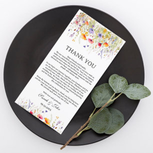 Trouwreceptietafels met wilde bloemen bedankkaart