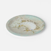 trouwringen en zeeschelpen, in zand met net papieren bordje (Gekanteld)