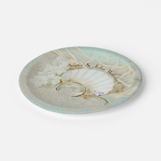 trouwringen en zeeschelpen, in zand met net papieren bordje (Gekanteld)
