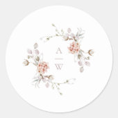 Trouwsticker met bloemig monogram in blushroze ronde sticker (Voorkant)