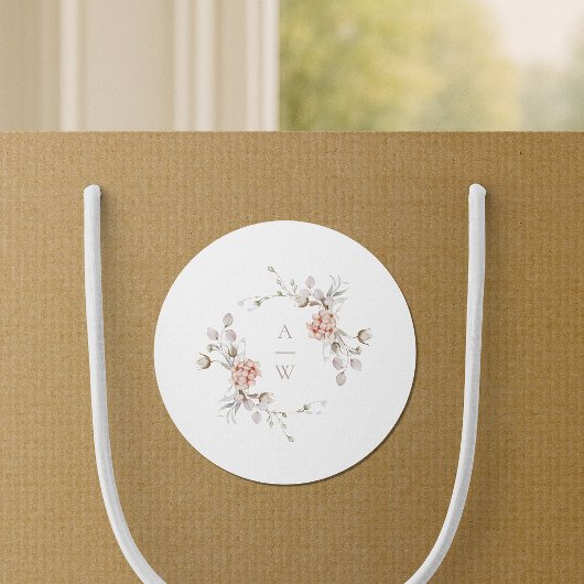 Trouwsticker met bloemig monogram in blushroze ronde sticker