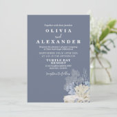 Trouwuitnodiging blauwe schelpen strand kaart (Staand voorkant)