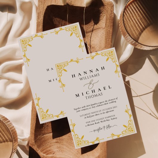 Trouwuitnodiging met gouden rand en klassiek monog kaart