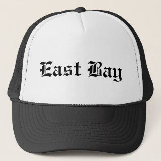 Trucker hat met Old English font Pet