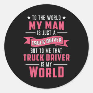 Truckers vrouw mijn Man is gewoon een vrachtwagenc Ronde Sticker