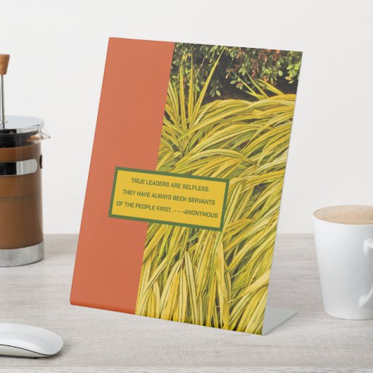 TRUE LEIDERSCHAP QUOTE/ORNAMENTAL GRASS RECLAMEBORD MET VOETSTUK (Insitu)