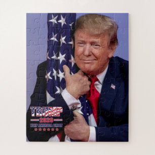 Trump 2020 Trump die de Amerikaanse vlag omhelst Legpuzzel