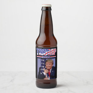 Trump 2020 Trump die de vlag omhelst Bier Etiket