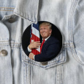 Trump 2020 Trump Hugging the Flag Ronde Button 4,0 Cm (In situ)