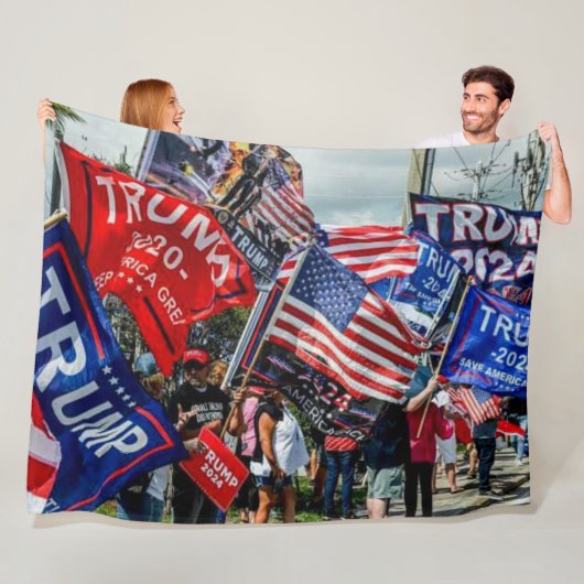 TRUMP 2024 FLEECE DEKEN (In situ)