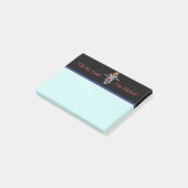 Trump en prison porte des billets post-it (Incliné)