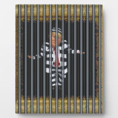 Trump en prison porte une plaque (Devant)