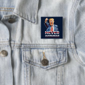 Trump geeft zich nooit over vierkante button 5,1 cm (In situ)