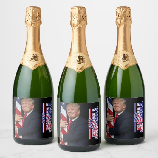 Trump Hugging the USA Flag Sparkling Wijnetiket (Flessen)
