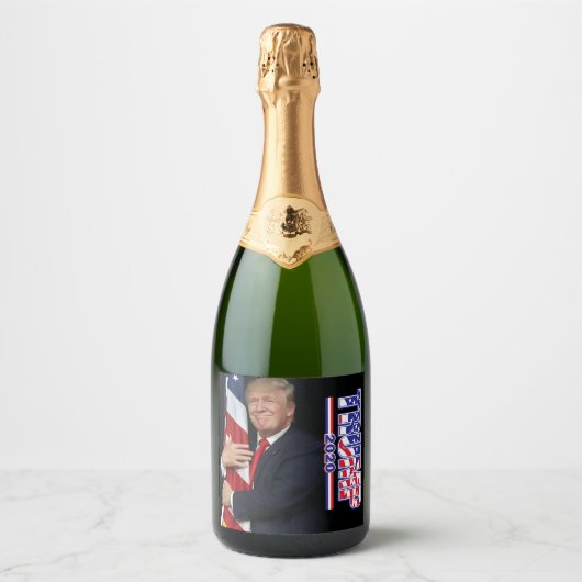 Trump Hugging the USA Flag Sparkling Wijnetiket (Voorkant)
