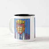 Trump in Jail Two-Tone Mok, 11 oz Tweekleurige Koffiemok (Voorkant links)