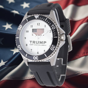 Trump kijkt met Amerikaanse vlag naar Keep America Horloge