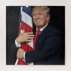 Trump knuffelt met de Amerikaanse vlag Legpuzzel