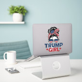 Trump Meisje Messy Bun Trump 2024 Verkiezing Ameri Sticker (Laptop op bureau)