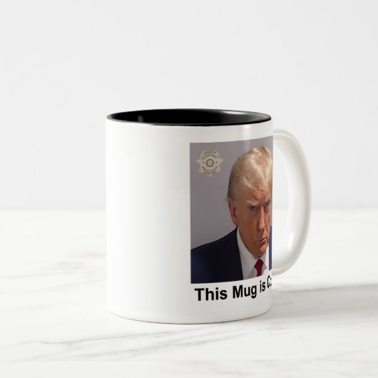 Trump Mok "Deze Mok is Koud" Mugshot (Voorkant rechts)