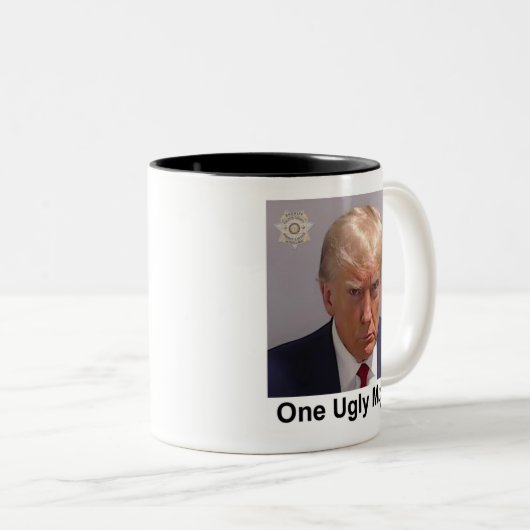Trump Mok "Een lelijke Mok" mugshot (Voorkant rechts)