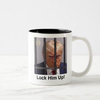 Trump Mok "Sluit hem op!" mugshot