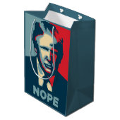 Trump Nope Gift Bag Medium Cadeauzakje (Achterkant Gekanteld)