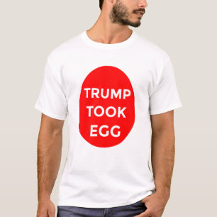 Trump pakt shirt