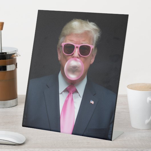 Trump Roze Bubble Gum President 47 VS Reclamebord Met Voetstuk (Insitu)
