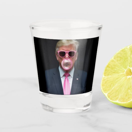 Trump Roze Bubble Gum President 47 VS Shot Glas (Voorkant)