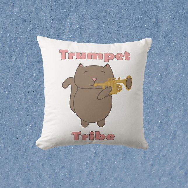 Trumpet Tribe Cat Musician Kussen (A throw pillow with a brown cat playing the trumpet and the words trumpet tribe.)