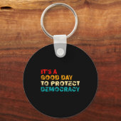 T's A Good Day To Protect Democracy Human Rights L Sleutelhanger (Voorkant)