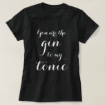 Tu Es Le Gin À Mon T-shirt Tonic Typographie<br><div class="desc">Tu Es Le Gin À Mon T-shirt Tonique de typographie. Citation amusante à boire pour les hommes et les femmes, les jeunes mariés, le couple, la mariée et le marié, etc. Anniversaire mignon, fiançailles ou fête de mariage privilégient l'idée cadeau pour les amis et la famille. Humour d'alcool. Modèle de...</div>