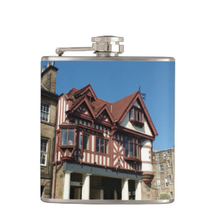 Tudor oak lijst building, Edinburgh, Schotland Heupfles