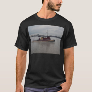Tug Boat in de mist T-shirt