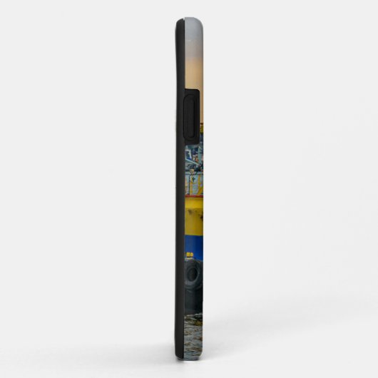 Tugboat sailing at river, montevideo, uruguay Case-Mate iPhone case (Achterkant/rechts)