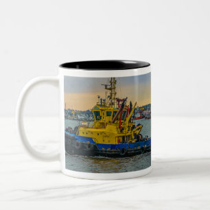 Tugboat sailing at river, montevideo, uruguay tweekleurige koffiemok