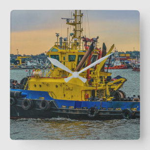 Tugboat sailing at river, montevideo, uruguay vierkante klok