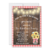 Tuinfeest met picknick in rode plaid met zonnebloe